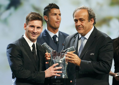 Messi nhận giải từ Chủ tịch Platini.